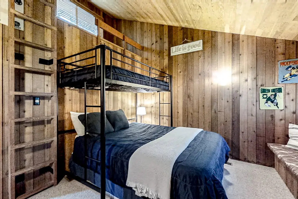 Spacious PNW retreat with resort amenities, wood fireplace, grill, W/D, & AC