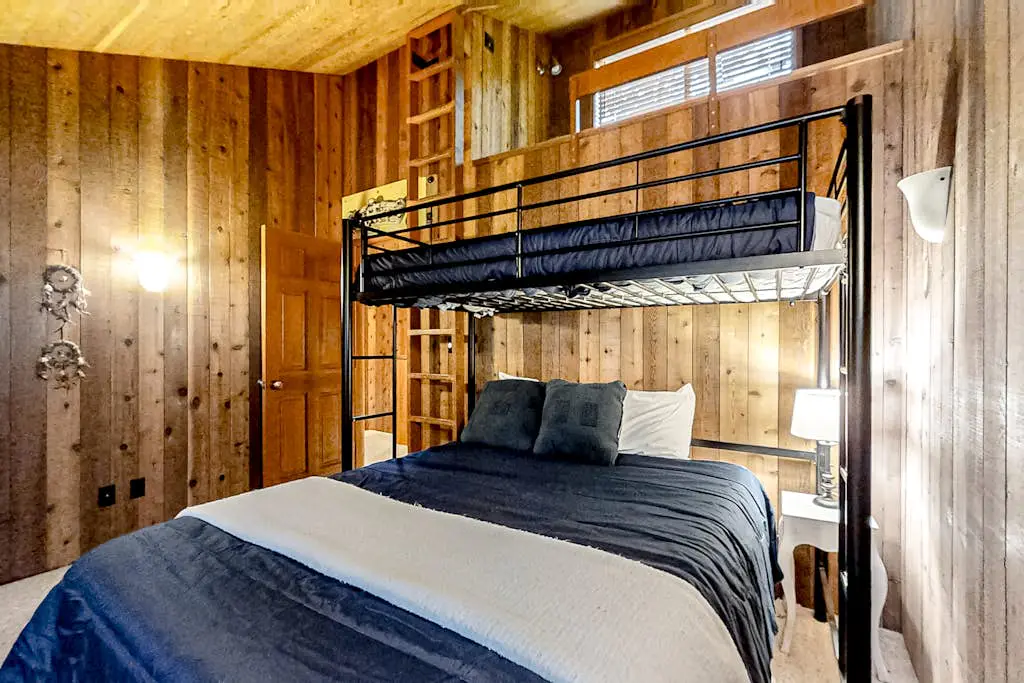 Spacious PNW retreat with resort amenities, wood fireplace, grill, W/D, & AC
