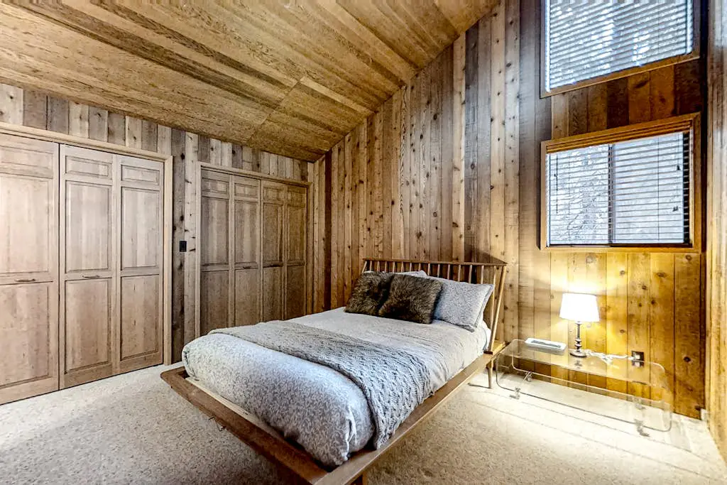 Spacious PNW retreat with resort amenities, wood fireplace, grill, W/D, & AC