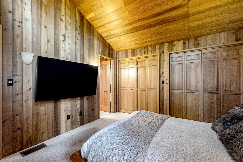 Spacious PNW retreat with resort amenities, wood fireplace, grill, W/D, & AC