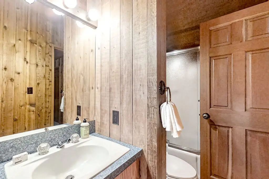 Spacious PNW retreat with resort amenities, wood fireplace, grill, W/D, & AC
