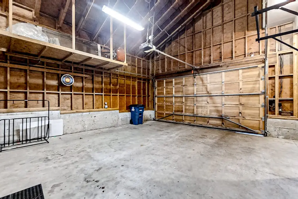 Spacious PNW retreat with resort amenities, wood fireplace, grill, W/D, & AC