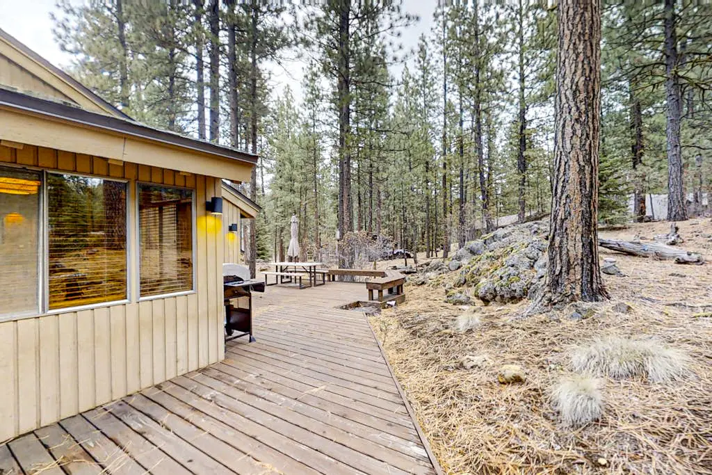 Spacious PNW retreat with resort amenities, wood fireplace, grill, W/D, & AC