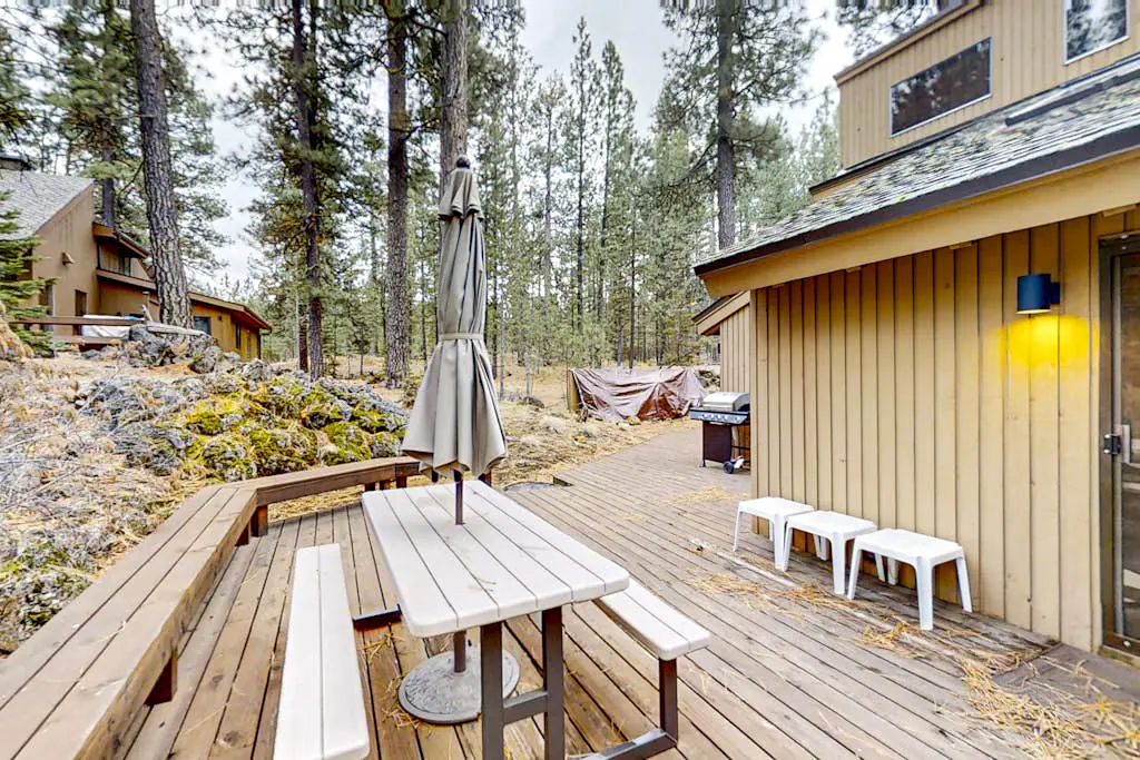 Spacious PNW retreat with resort amenities, wood fireplace, grill, W/D, & AC