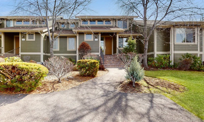 Spacious townhouse with fireplace, fast WiFi & resort pools/hot tub/golf