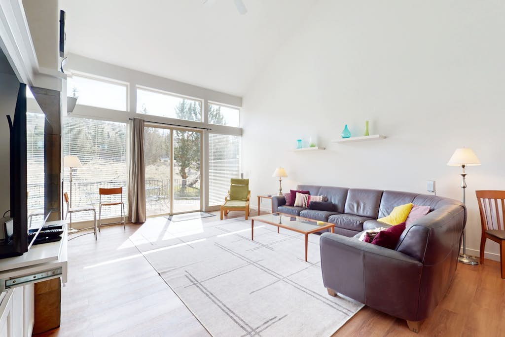 Spacious townhouse with fireplace, fast WiFi & resort pools/hot tub/golf