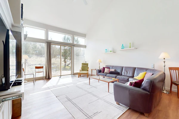 Spacious townhouse with fireplace, fast WiFi & resort pools/hot tub/golf