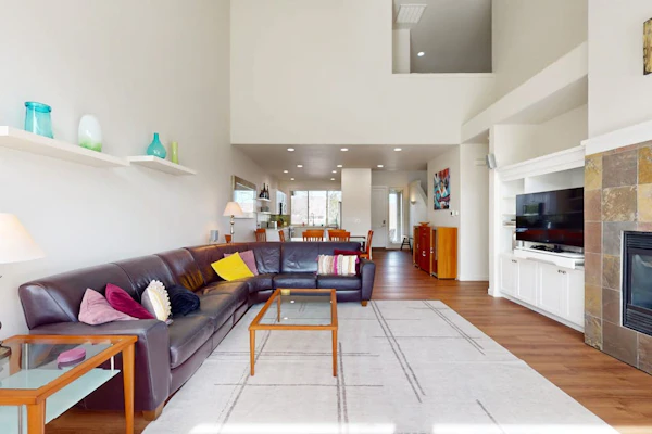 Spacious townhouse with fireplace, fast WiFi & resort pools/hot tub/golf