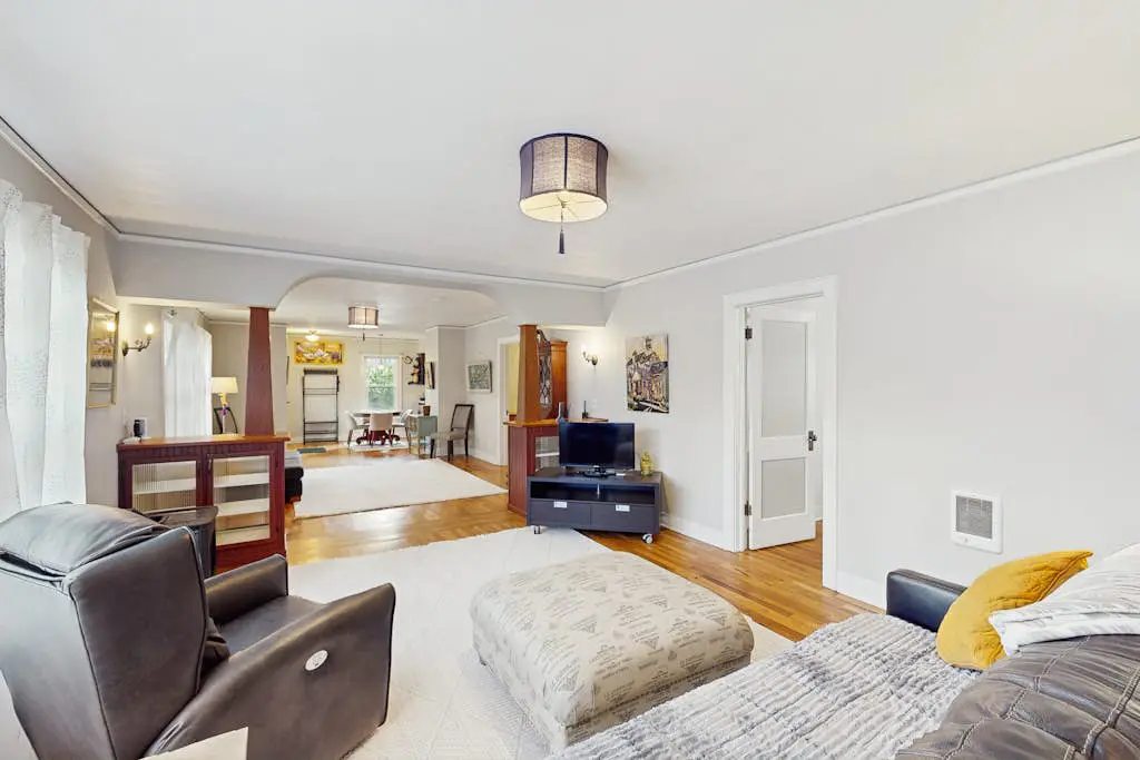 Cozy, vintage home located in quiet eclectic & neighborhood close to downtown.