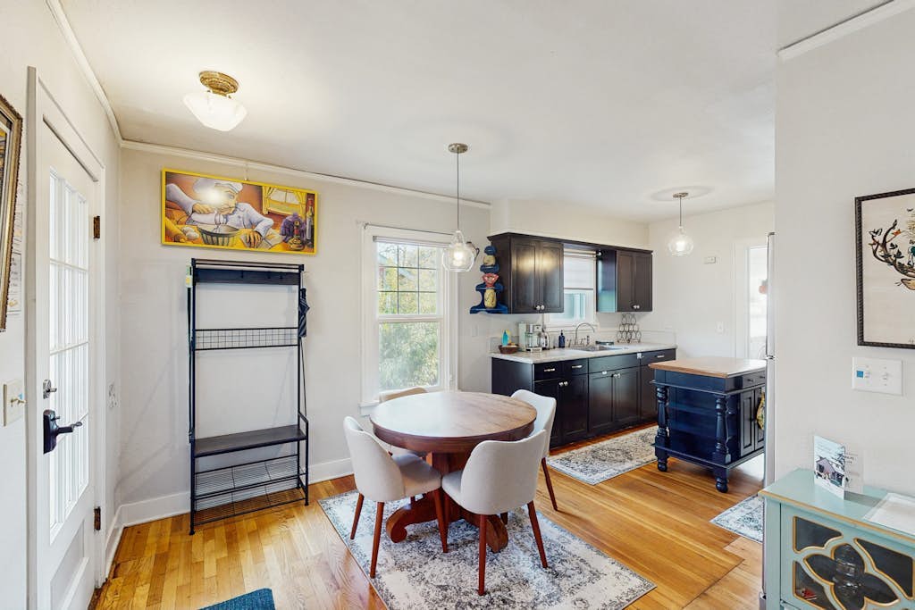 Cozy, vintage home located in quiet eclectic & neighborhood close to downtown.