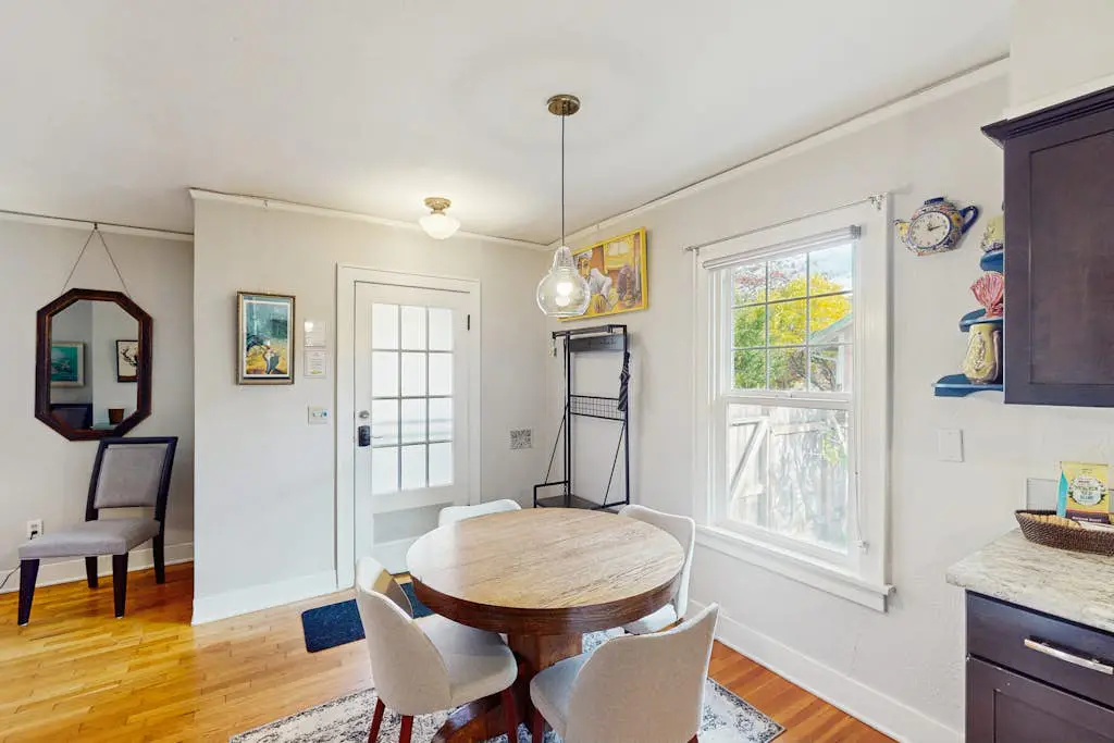 Cozy, vintage home located in quiet eclectic & neighborhood close to downtown.