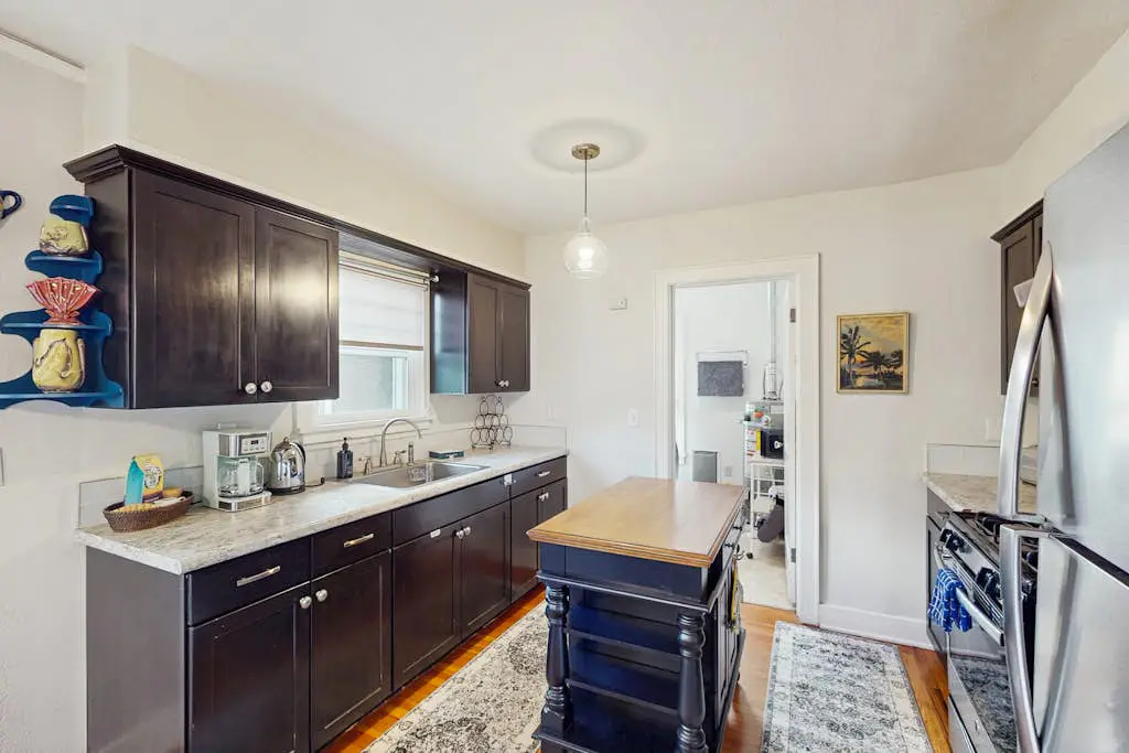 Cozy, vintage home located in quiet eclectic & neighborhood close to downtown.