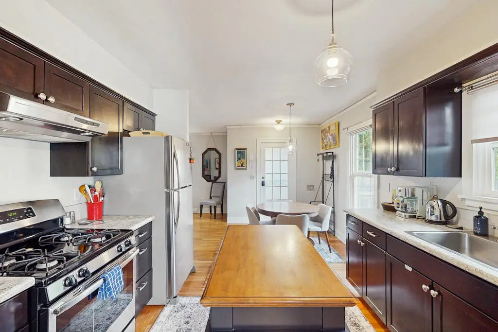 Cozy, vintage home located in quiet eclectic & neighborhood close to downtown.