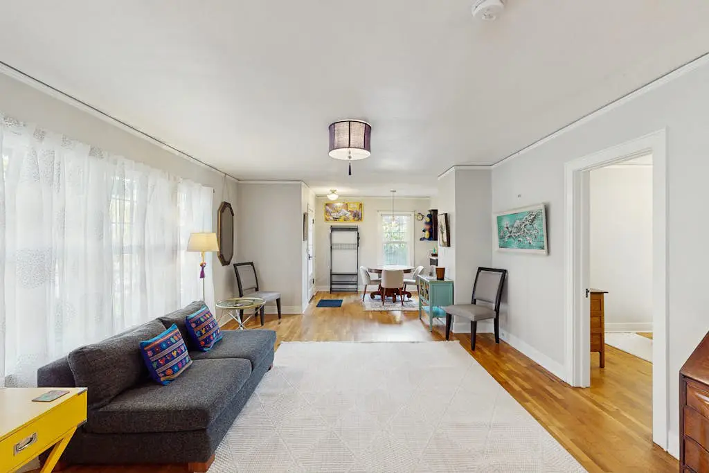Cozy, vintage home located in quiet eclectic & neighborhood close to downtown.