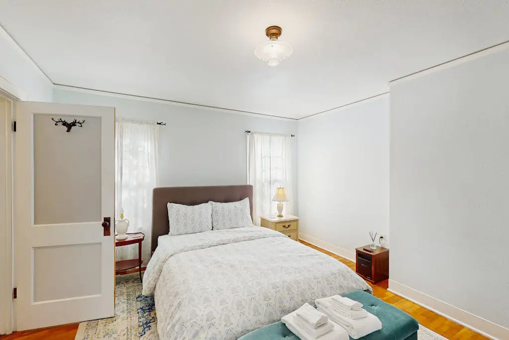 Cozy, vintage home located in quiet eclectic & neighborhood close to downtown.