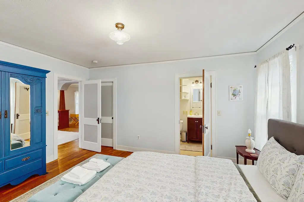 Cozy, vintage home located in quiet eclectic & neighborhood close to downtown.