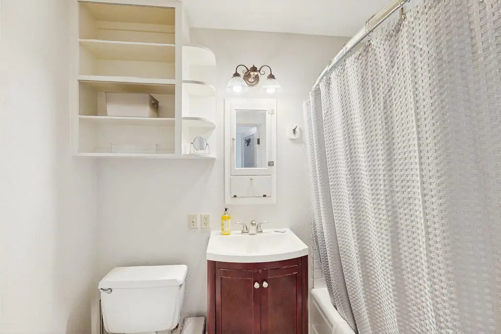 Cozy, vintage home located in quiet eclectic & neighborhood close to downtown.