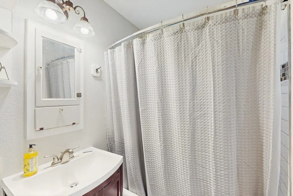 Cozy, vintage home located in quiet eclectic & neighborhood close to downtown.