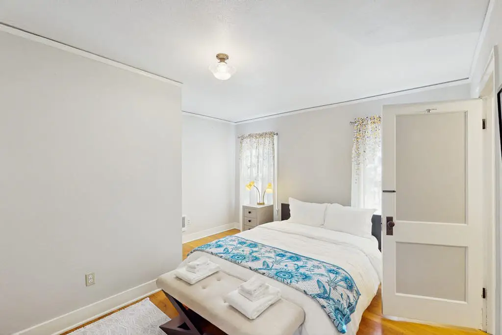 Cozy, vintage home located in quiet eclectic & neighborhood close to downtown.