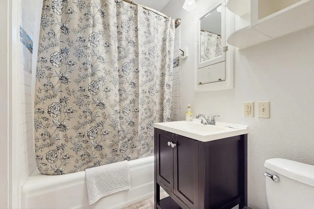 Cozy, vintage home located in quiet eclectic & neighborhood close to downtown.