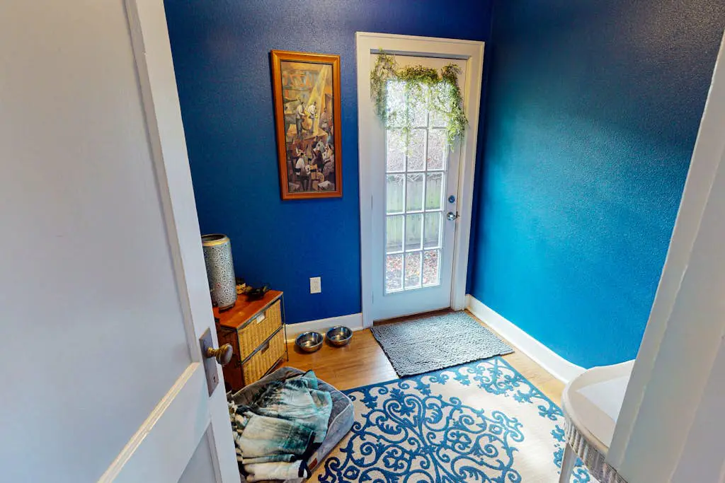 Cozy, vintage home located in quiet eclectic & neighborhood close to downtown.