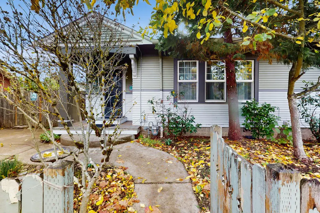 Cozy, vintage home located in quiet eclectic & neighborhood close to downtown.