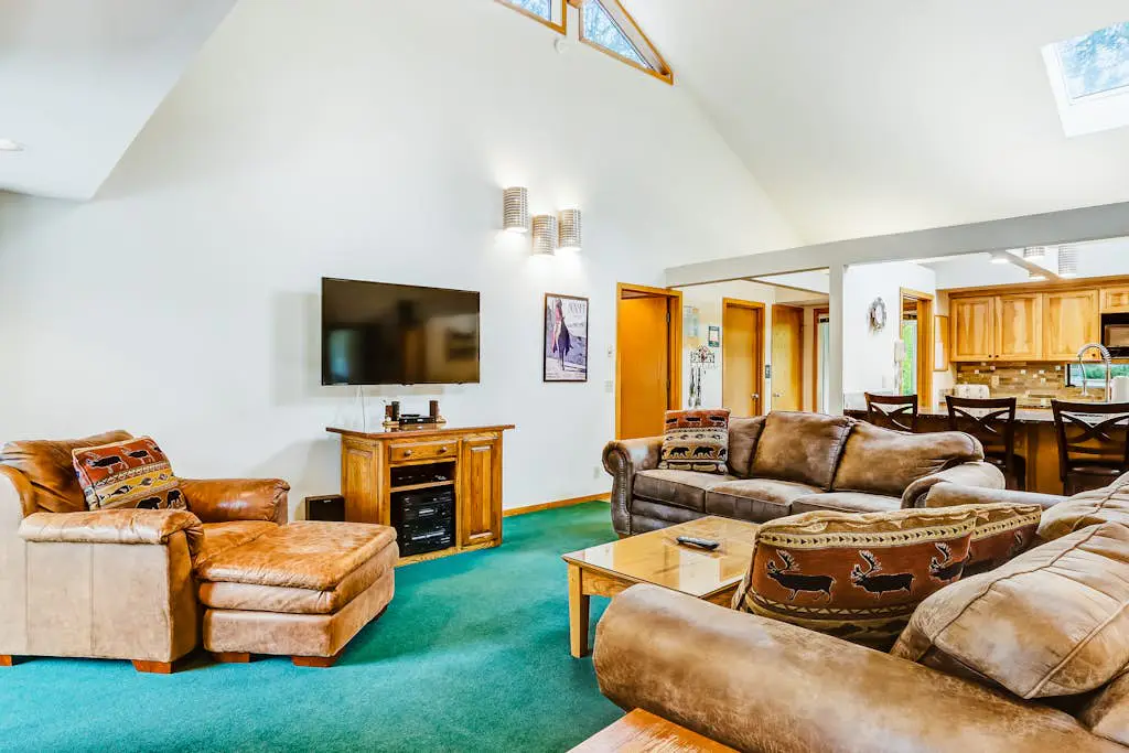 Vintage mountain home with private hot tub & SHARC access - dogs welcome