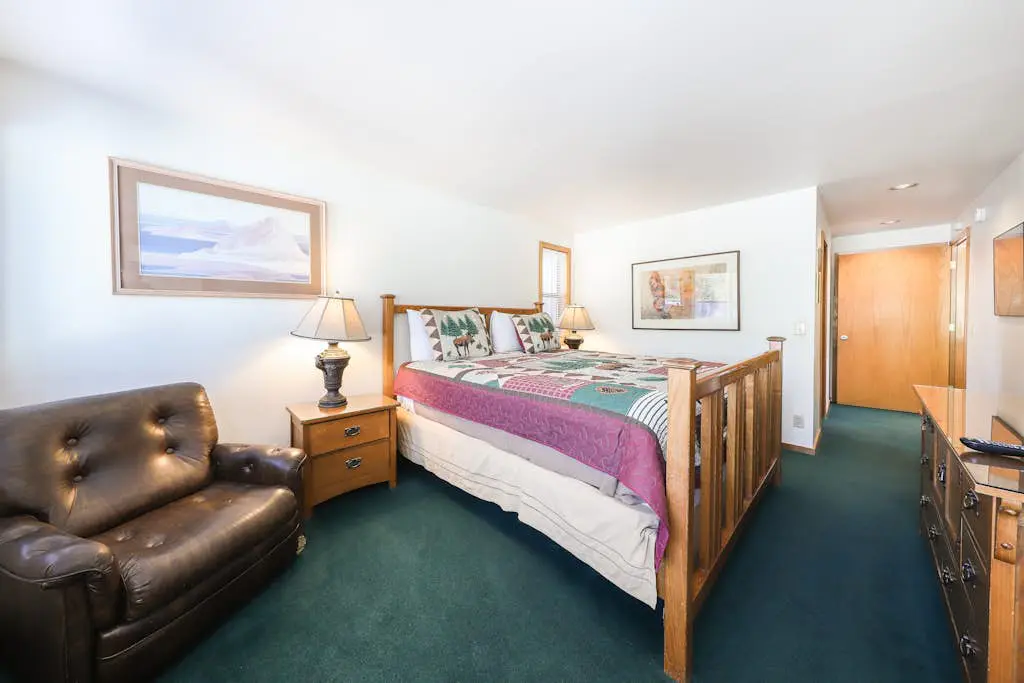 Vintage mountain home with private hot tub & SHARC access - dogs welcome