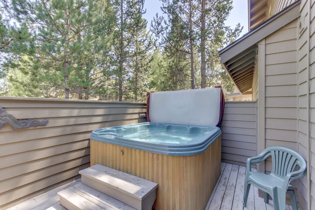 Relaxing getaway with a private hot tub, grill & 10 SHARC passes