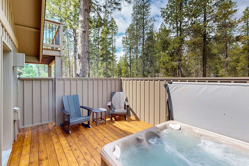 Remodeled Luxury Home with private hot tub, patio-balcony, & SHARC Passes