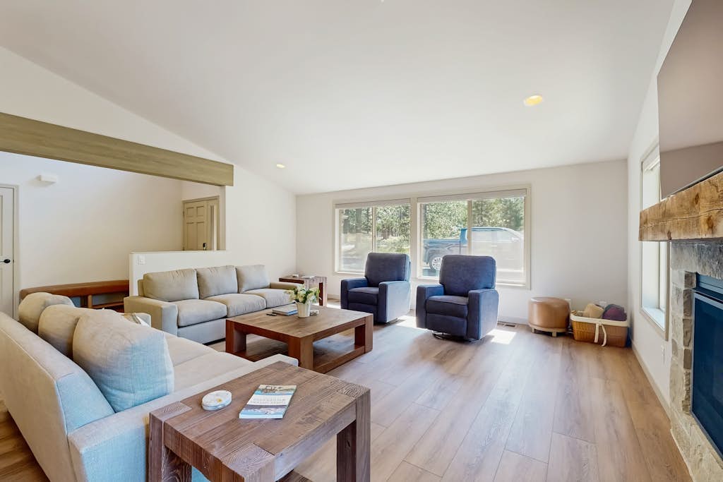 Remodeled Luxury Home with private hot tub, patio-balcony, & SHARC Passes