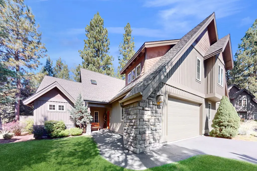 Stunning Sunriver retreat with private hot tub, bike, SHARC passes & fireplace