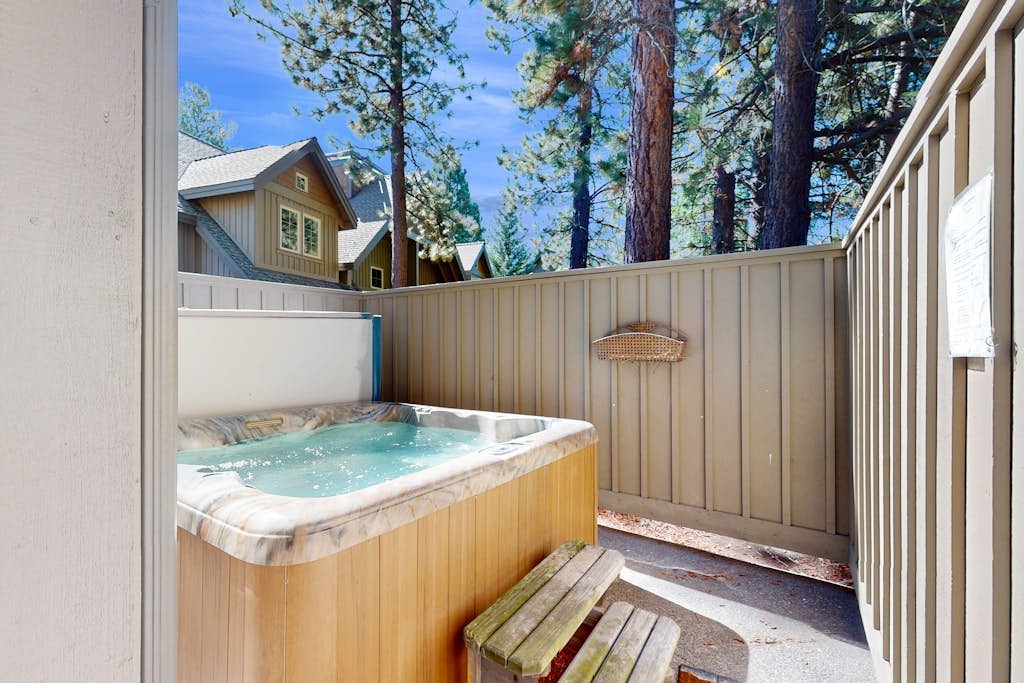 Stunning Sunriver retreat with private hot tub, bike, SHARC passes & fireplace