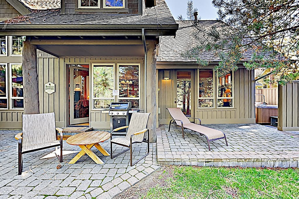 Stunning Sunriver retreat with private hot tub, bike, SHARC passes & fireplace
