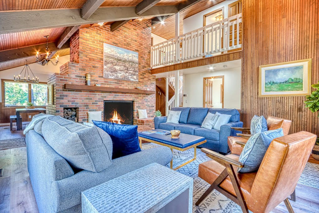 Airy house with SHARC passes, hot tub, game room, fireplace, central AC & bikes