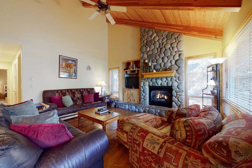 Sunriver home with WiFi, fireplace, private hot tub, & SHARC passes - dogs ok