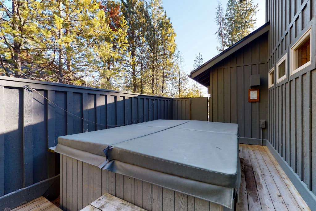 Sunriver home with WiFi, fireplace, private hot tub, & SHARC passes - dogs ok