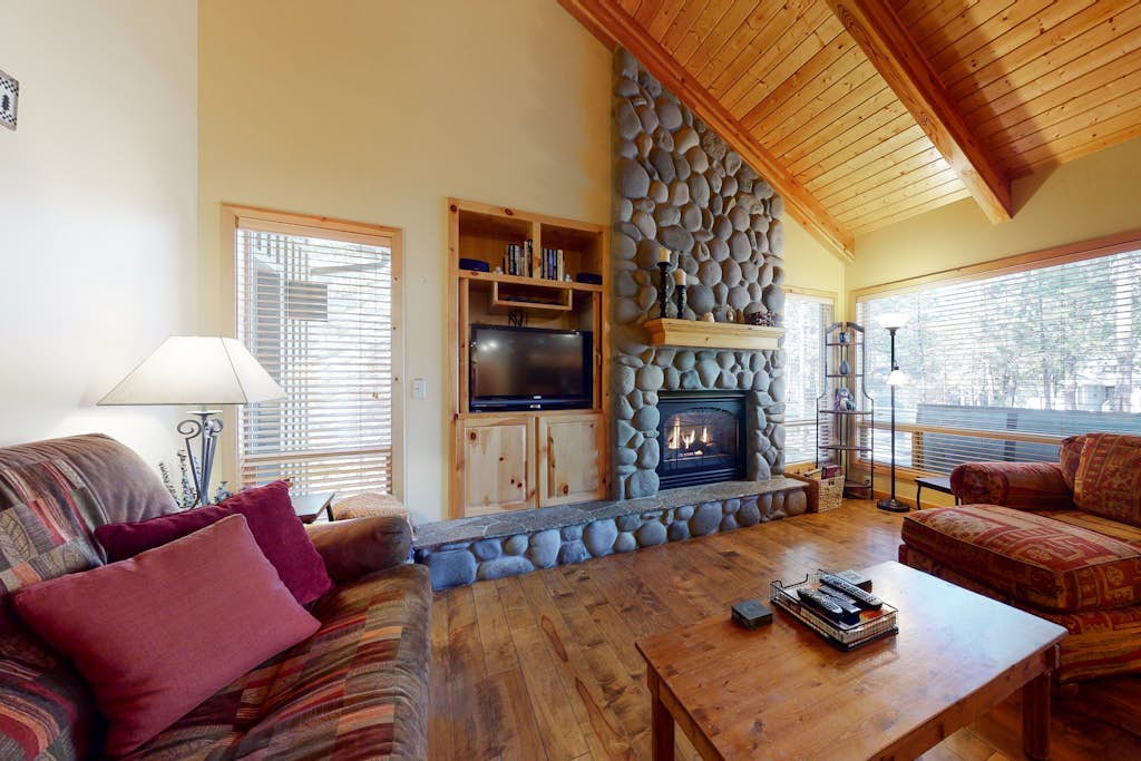 Sunriver home with WiFi, fireplace, private hot tub, & SHARC passes - dogs ok