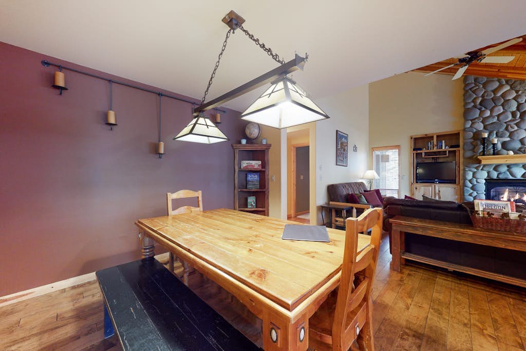 Sunriver home with WiFi, fireplace, private hot tub, & SHARC passes - dogs ok