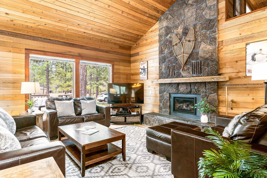 Dog-friendly home with private hot tub, pool access, & central AC - SHARC passes