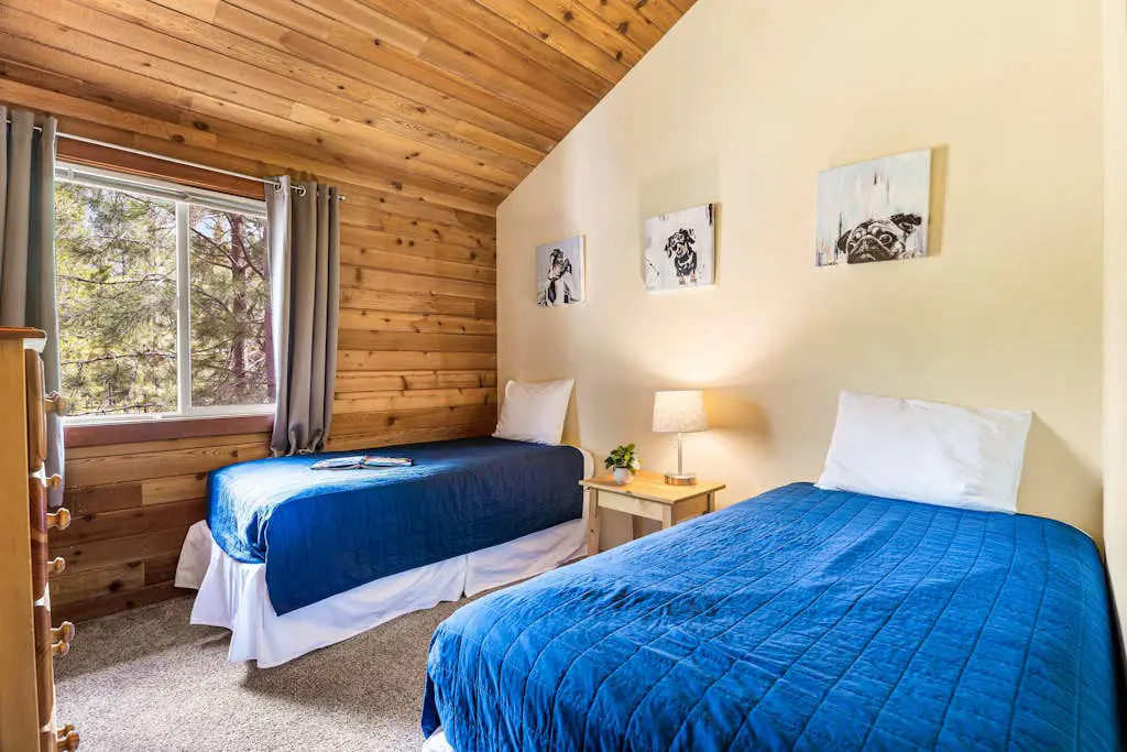 Dog-friendly home with private hot tub, pool access, & central AC - SHARC passes