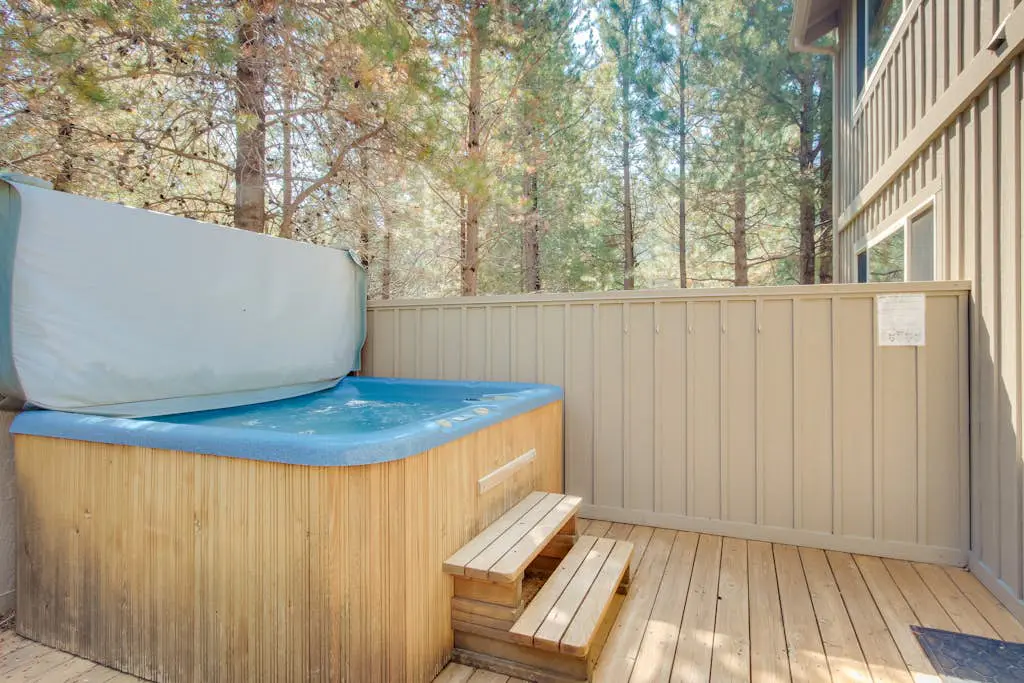 Cozy, dog-friendly home with private hot tub & SHARC access - great location