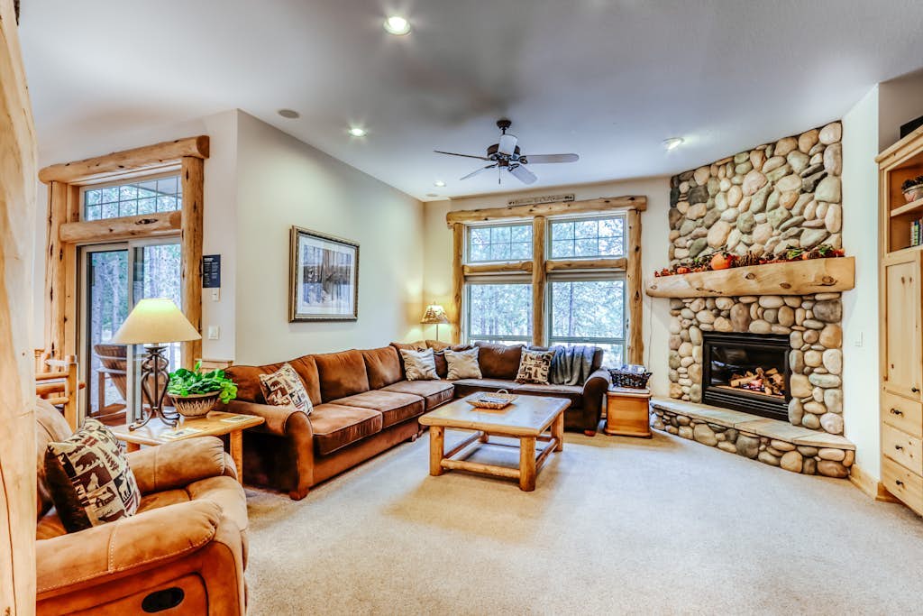 Cozy, dog-friendly home with private hot tub & SHARC access - great location