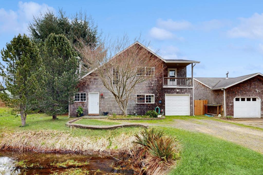 Dog-friendly peaceful sanctuary with private hot tub, foosball, fireplace, W&D