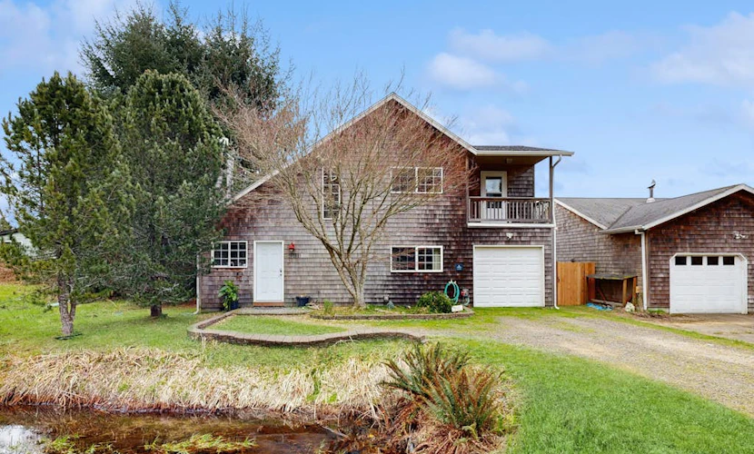 Dog-friendly peaceful sanctuary with private hot tub, foosball, fireplace, W&D