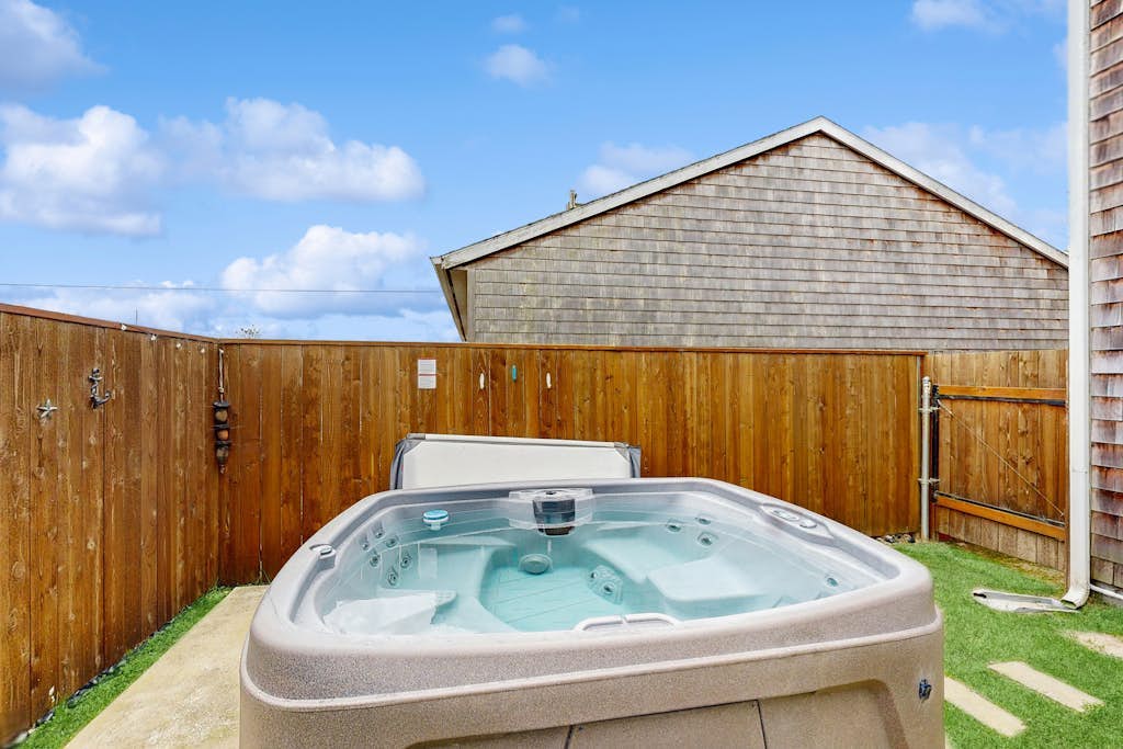 Dog-friendly peaceful sanctuary with private hot tub, foosball, fireplace, W&D