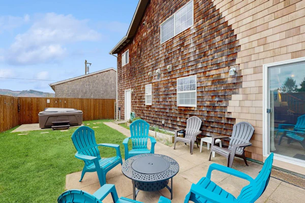 Dog-friendly peaceful sanctuary with private hot tub, foosball, fireplace, W&D