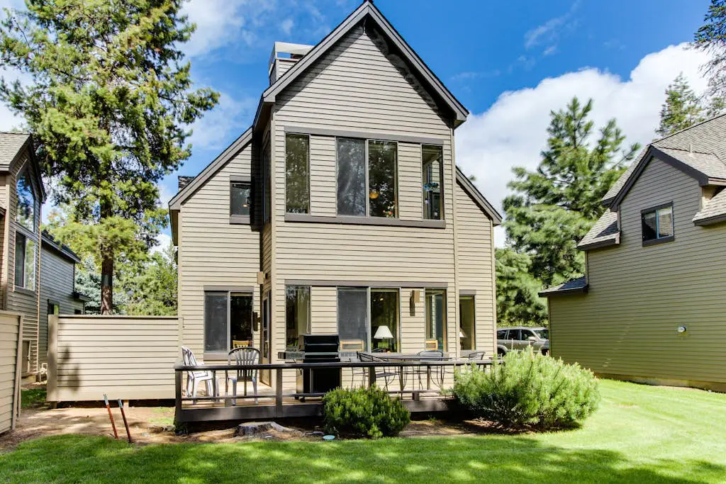 Golf course-view townhome with private hot tub & SHARC access