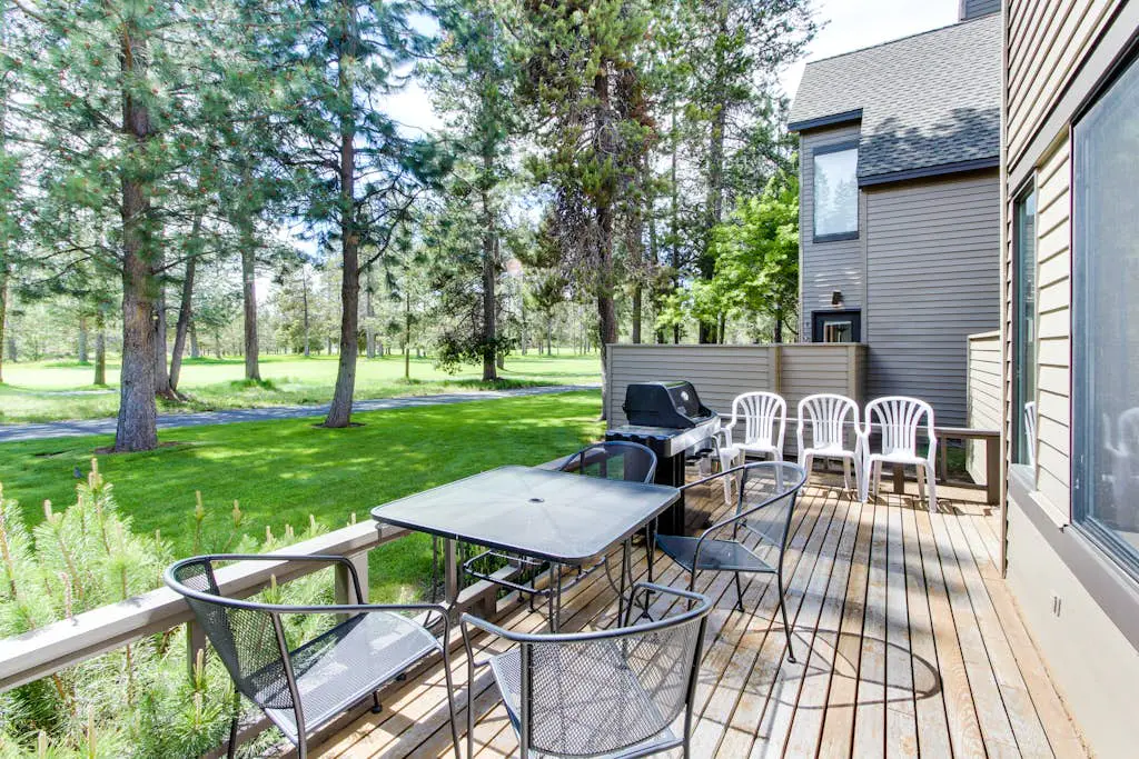 Golf course-view townhome with private hot tub & SHARC access