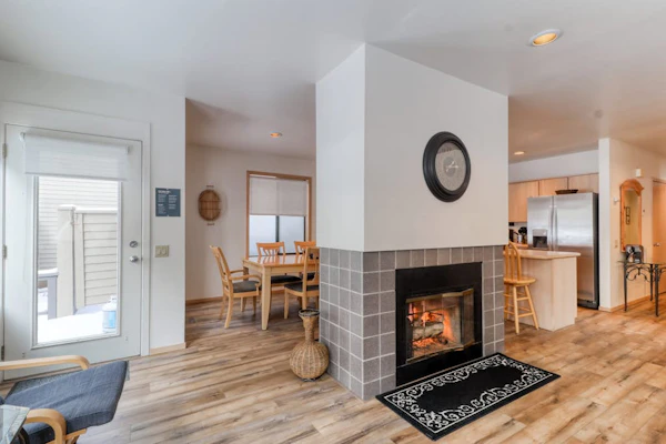 Golf course-view townhome with private hot tub & SHARC access
